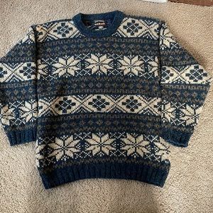 FUZZY UGLY SWEATER SIZE M❤️❤️❤️